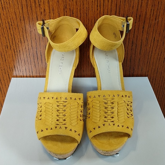 NWT Marc Fisher wedged sandals. Size 7 - Picture 4 of 9